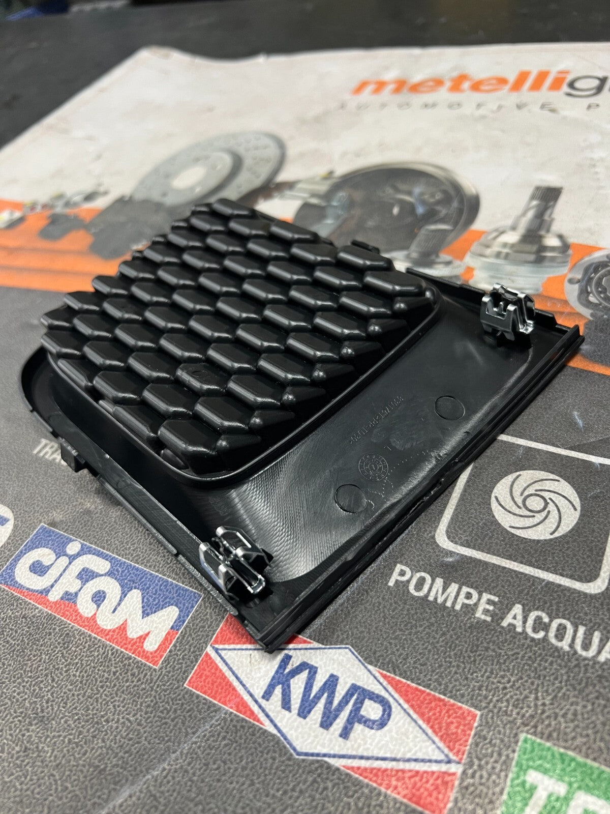 735598591 GRIGLIA PARAURTI ANTERIORE LATO SINISTROJEEP RENEGADE DAL 2014 AL 2018