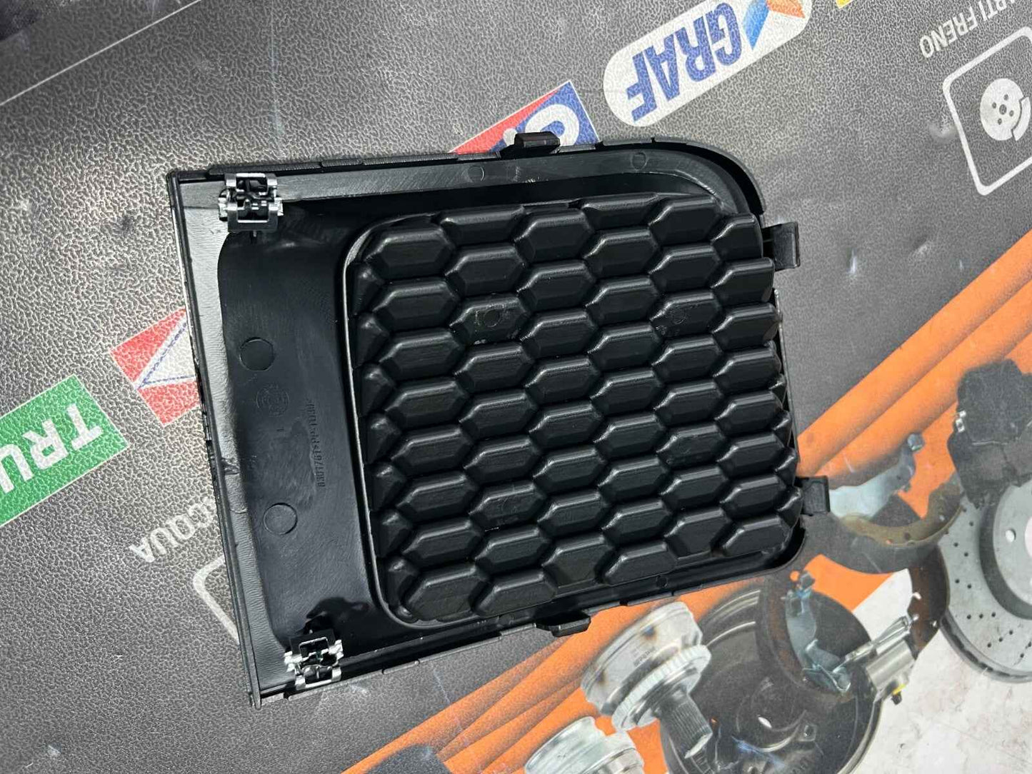 735598591 GRIGLIA PARAURTI ANTERIORE LATO SINISTROJEEP RENEGADE DAL 2014 AL 2018